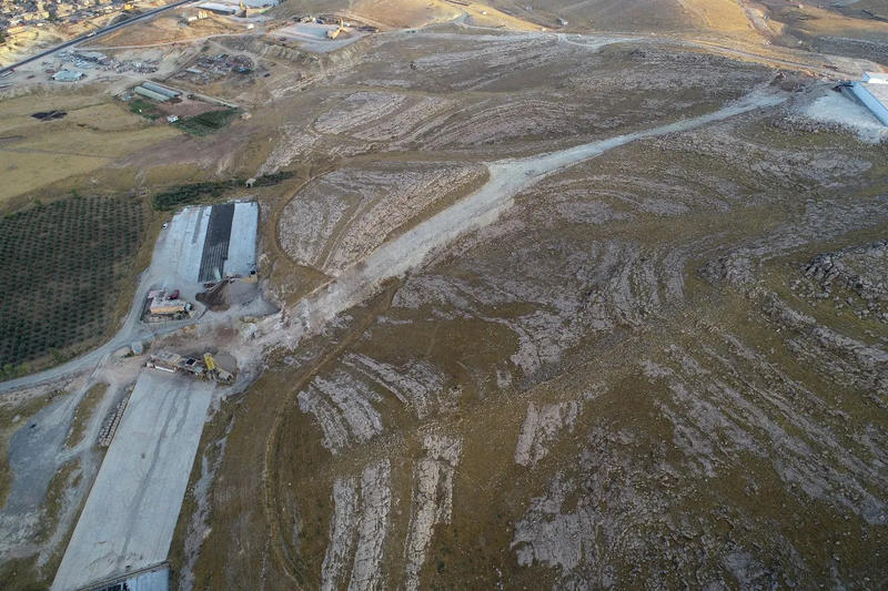 Figure 6 – A drone shot of the canal and the factories besieging it (Credits: photo A. Savioli, LoNAP). 