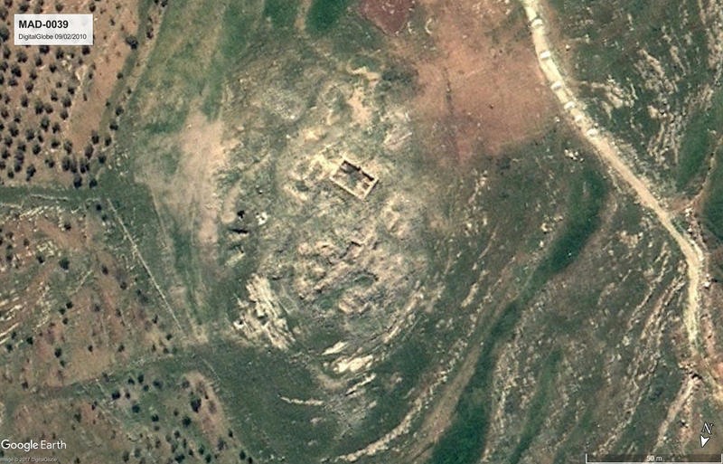  Figure 3: Khirbet Yusra (MAD-0039). Top: Satellite image from 2010 (Google Earth, DigitalGlobe 09/02/2010). Middle: Aerial photograph from 2013 (APAAME, APAAME_20130414_DLK-0211). Bottom: Ground photo taken in 2017 (P. Flohr/EAMENA). The plan of the vill
