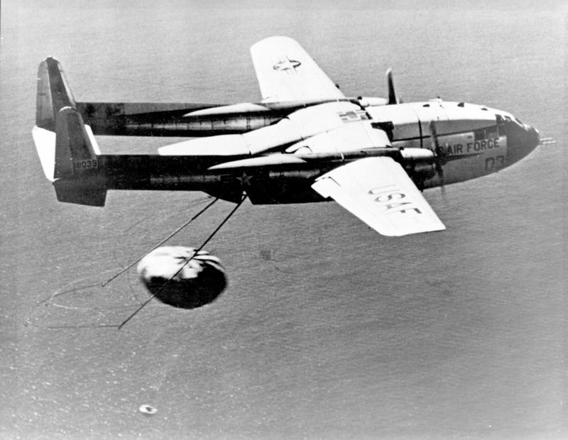 kh 9 blog fig1 fairchild c 119j flying boxcar recovers corona capsule 1960 usaf 040314 o 9999r 001